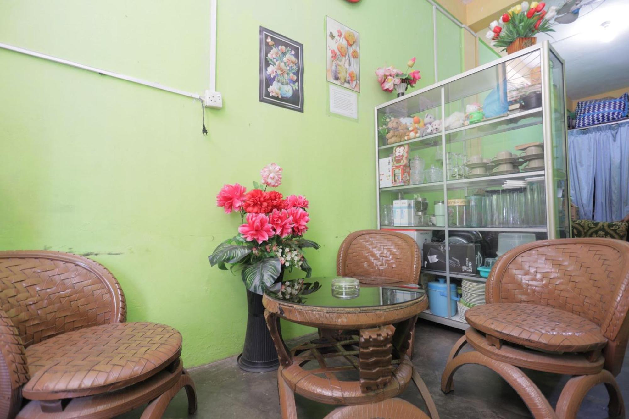 Spot On 93446 Mak Yesneartaman Buluh Hang Tuah 2* Batam